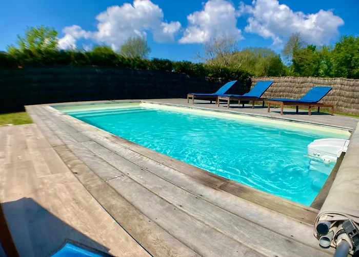 Oceane & Jacuzzi Et Piscine Chauffee 度假居